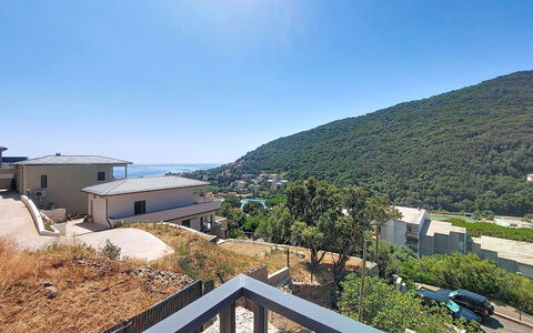 E Follicie: Residential Area, Hill, Roof, Home, Hill Station, Suburb, Estate, Balcony, Ridge, Mountain Village