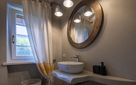 Villa El Perlè, Padenghe sul Garda: Interior Design, Flooring, Lighting, Floor, Home, Plumbing Fixture, Light Fixture, Room, Mirror, Bathroom