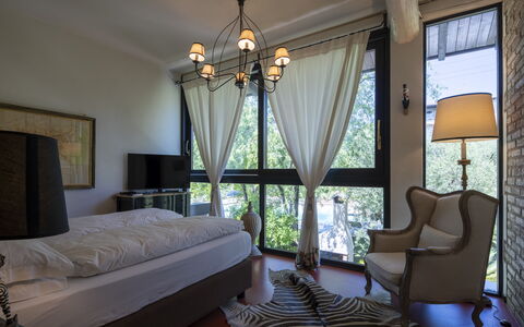 Villa El Perlè, Padenghe sul Garda: Furniture, Interior Design, Bed, Bedroom, Wood, Room, Floor, Flooring, Ceiling, Bedding