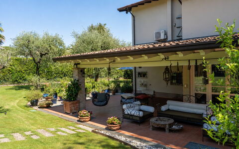 Villa El Perlè, Padenghe sul Garda: Furniture, Garden, Home, Flowerpot, Porch, Outdoor Structure, Shade, Backyard, Estate