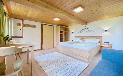 Ferienhaus Dinkl: Ceiling, Flooring, Interior Design, Room, Bedroom, Wood Flooring, Hotel, Hardwood, Suite, Wood Stain