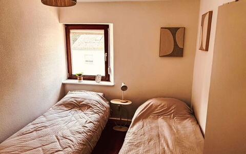 Eifelhuis im Salmtal: Wall, Bed, Bedroom, Floor, Wood, Bed Sheet, Flooring, Interior Design, Bedding, Furniture