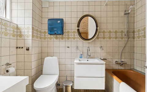 Görel - 250M from the Sea: Toilet Seat, Bathroom, Toilet, Plumbing Fixture, Flooring, Floor, Interior Design, Plumbing, Tile, Sink