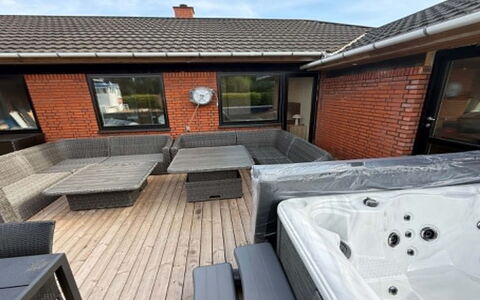 Alette - 400M from the Sea: Furniture, Floor, Wood Stain, Jacuzzi, Daylighting, Houseplant, Hotel