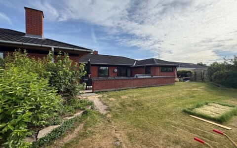 Alette - 400M from the Sea: Grass, House, Roof, Home, Residential Area, Shrub, Cottage, Land Lot, Rural Area, Estate