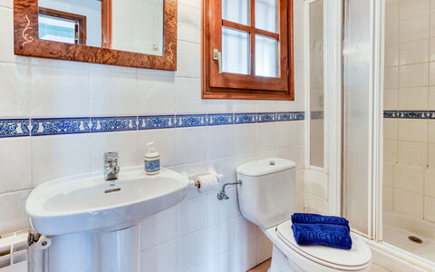 Quietud: Plumbing Fixture, Flooring, Bathroom, Floor, Sink, Plumbing, Tap, Tile, Toilet, Toilet Seat