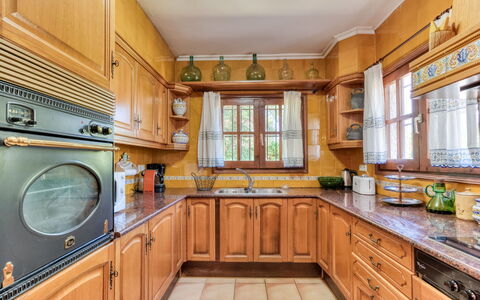 Quietud: Cabinetry, Kitchen, Wood, Interior Design, Furniture, Flooring, Drawer, Countertop, Floor, Home