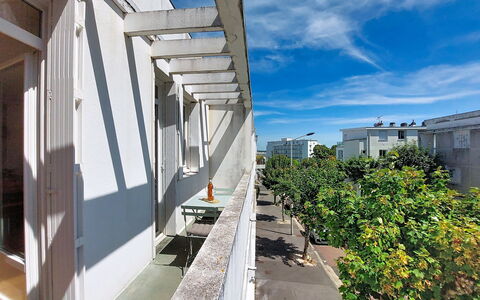 Metadier: Daytime, Wall, Residential Area, Apartment, Urban Design, Composite Material, Balcony, Condominium, Concrete, Daylighting