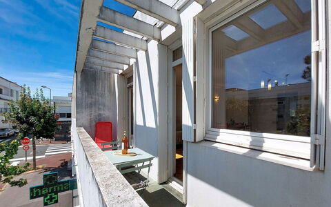 Metadier: Wall, Composite Material, Urban Design, Concrete, Apartment, Balcony, Paint, Daylighting, Shade