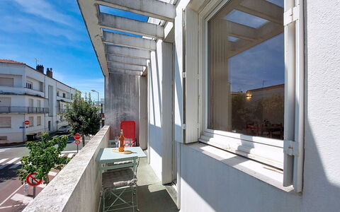 Metadier: Apartment, Balcony, Concrete, Daylighting, Paint, Plaster, Aluminium
