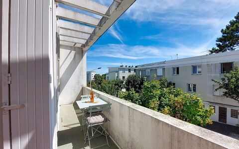 Metadier: Apartment, Residential Area, Urban Design, Balcony, Condominium, Concrete, Shade, Yard, Daylighting, Courtyard