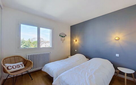 Metadier: Bedroom, Wall, Interior Design, Bed, Wood, Ceiling, Bed Sheet, Bedding, Furniture, Room