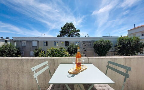 Metadier: Furniture, Outdoor Furniture, Chair, Table, Outdoor Table, Apartment, Kitchen & Dining Room Table, Shade, Coffee Table, Balcony