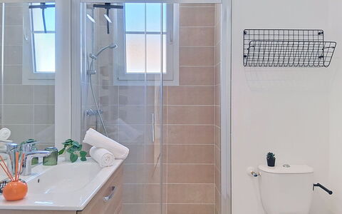 Les Bains D'Oléron 1: Bathroom, Plumbing Fixture, Interior Design, Flooring, Floor, Bathroom Cabinet, Plumbing, Sink, Toilet, Tap