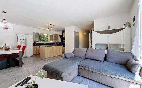 Villa des Amoureux: Furniture, Interior Design, Couch, Flooring, Floor, Living Room, Ceiling, Room, Apartment