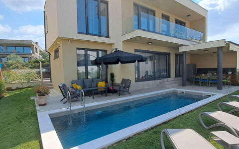 Val: Interior Design, Furniture, Wood, Flooring, Ceiling, Floor, Room, Lighting, Apartment, Table