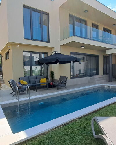 Val: Interior Design, Furniture, Wood, Flooring, Ceiling, Floor, Room, Lighting, Apartment, Table