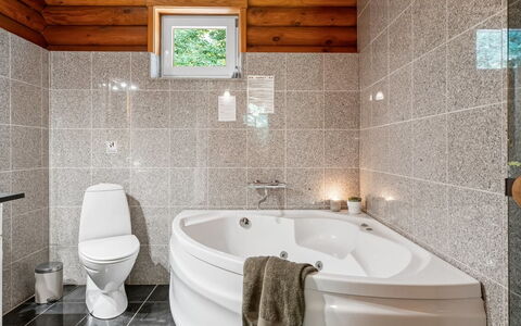 Unelma - from the Sea: Plumbing Fixture, Bathroom, Flooring, Interior Design, Bathtub, Floor, Tap, Plumbing, Sink, Ceiling