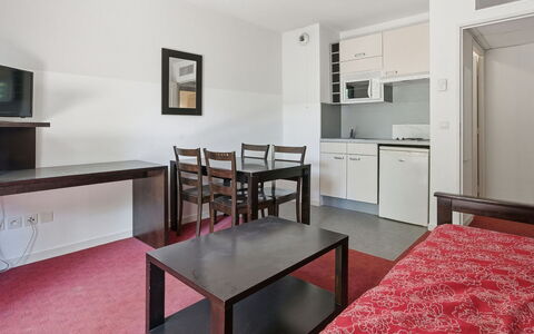 Virginia: Floor, Flooring, Interior Design, Room, Apartment, Ceiling, Furniture, Bed, Design