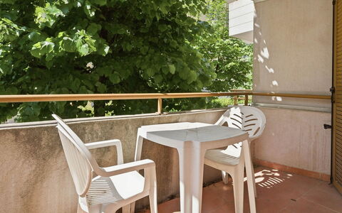 Virginia: Wood, Wood Stain, Hardwood, Balcony, Plywood, Daylighting, Handrail