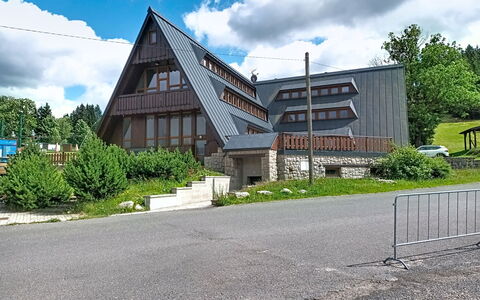 Arnika: Cottage, Siding, Driveway