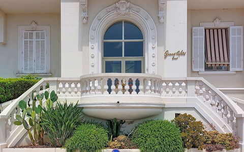 Le Grand Hotel: Mountain Range, Balcony, Mountain Village
