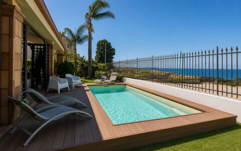 La Villa di Giusy: Swimming Pool, Resort, Flooring, Eco Hotel, Floor, Composite Material, Leisure, Deck, Shade, Garden