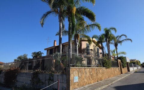 La Villa di Giusy: Sky, Tree, Residential Area, House, Home, Woody Plant, Suburb, Shade