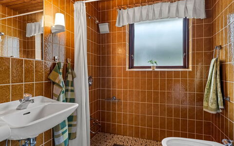 Milly - 500M to the Fjord: Plumbing Fixture, Bathroom, Flooring, Interior Design, Sink, Bathroom Sink, Floor, Tap, Plumbing, Ceiling
