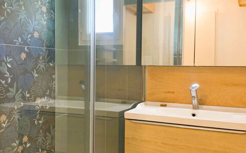 Allée des Dunes: Flooring, Bathroom Sink, Plumbing Fixture, Bathroom, Floor, Bathroom Cabinet, Interior Design, Sink, Plumbing, Mirror