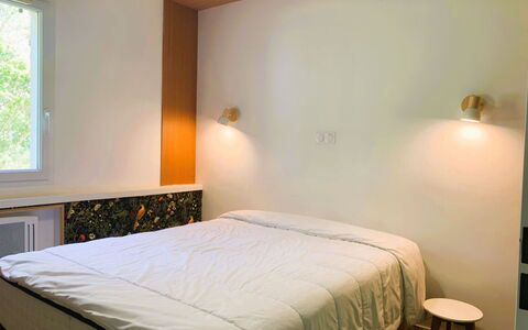 Allée des Dunes: Interior Design, Wall, Bedroom, Bed, Wood, Bed Sheet, Ceiling, Bedding, Flooring, Floor