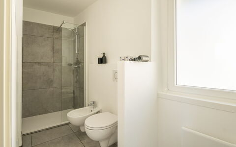 Next Comacina, Lago di Como: Bathroom, Flooring, Wall, Plumbing Fixture, Floor, Toilet, Toilet Seat, Interior Design, Plumbing, Bathroom Sink