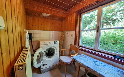 Grafenast: Wood, Flooring, Floor, Room, Wood Stain, Major Appliance, Hardwood, Washing Machine, Ceiling, Plywood