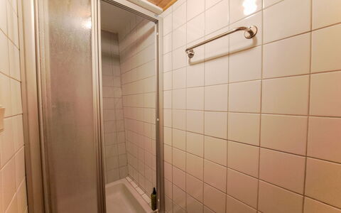Grafenast: Wall, Flooring, Floor, Plumbing Fixture, Bathroom, Plumbing, Composite Material, Tile, Shower, Room