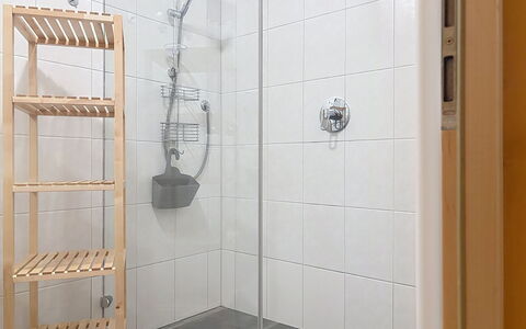 Pettneu am Arlberg 662: Flooring, Shower Head, Plumbing Fixture, Floor, Shower, Plumbing, Shower Bar, Shower Panel, Bathroom