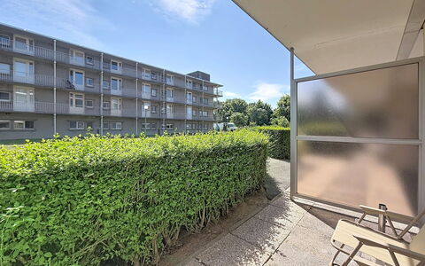 Hyacint with Parking: Residential Area, Apartment, Composite Material, Condominium, Balcony, Lawn, Hedge, Shade, Yard, Estate