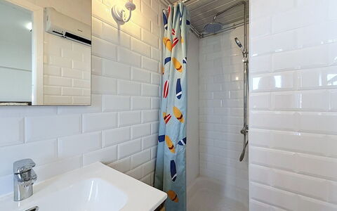 Hyacint with Parking: Wall, Plumbing Fixture, Bathroom, Interior Design, Flooring, Plumbing, Floor, Tile, Tap, Ceiling
