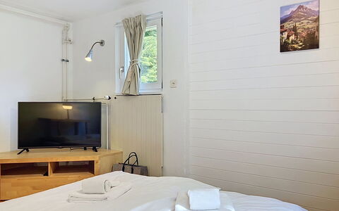Chalet Chaudoudoux: Wood, Flooring, Floor, Interior Design, Ceiling, Room, Door, Bed, Bedroom, Hardwood