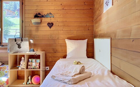 Chalet Chaudoudoux: Furniture, Flooring, Interior Design, Floor, Wood, Bedroom, Room, Bed, Wood Flooring, Lighting