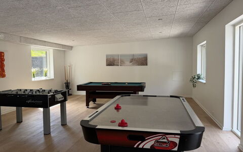 Adisl - 800M from the Sea: Ceiling, Interior Design, Flooring, Floor, Light Fixture, Plaster, Hardwood, Basement