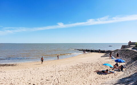 Villa la Coquille: Beach, Body Of Water, Water, Coast, Coastal And Oceanic Landforms, Horizon, Sea, Shore, Summer, Sand