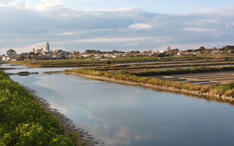 Villa la Coquille: Sky, Water Resources, Water, Body Of Water, Waterway, Bank, Channel, Watercourse, Cloud, Spire