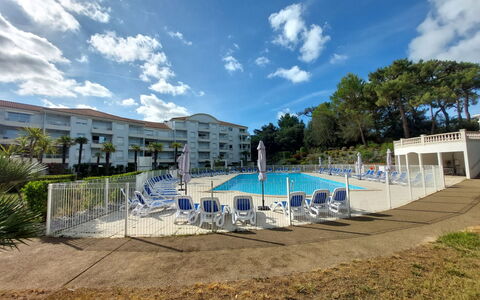 Confort, Piscine et Plage: Swimming Pool, Resort, Hotel, Resort Town