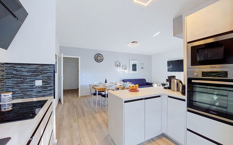 Confort, Piscine et Plage: Kitchen, Countertop, Furniture, Interior Design, Flooring, Ceiling, Wood, Cabinetry, Floor, Light Fixture