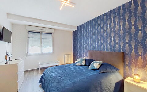 Confort, Piscine et Plage: Interior Design, Flooring, Furniture, Wall, Floor, Ceiling, Bedroom, Wood, Bed, Light Fixture
