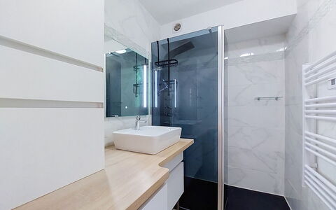 Confort, Piscine et Plage: Flooring, Interior Design, Plumbing Fixture, Floor, Bathroom, Bathroom Sink, Tap, Bathroom Cabinet, Mirror, Sink