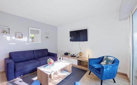 Confort, Piscine et Plage: Furniture, Couch, Interior Design, Flooring, Floor, Room, Living Room, Apartment, Ceiling, Home