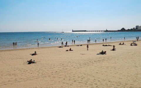 Confort, Piscine et Plage: Beach, Body Of Water, Natural Environment, Coast, Sea, Summer, Vacation, Shore, Recreation, Sand