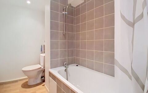 Les 3 Voiles: Bathroom, Flooring, Wall, Floor, Bathtub, Plumbing Fixture, Interior Design, Plumbing, Tile, Composite Material