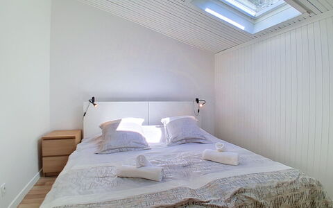 Les 3 Voiles: Interior Design, Floor, Bedroom, Flooring, Bed, Wood, Ceiling, Furniture, Textile, Bed Sheet